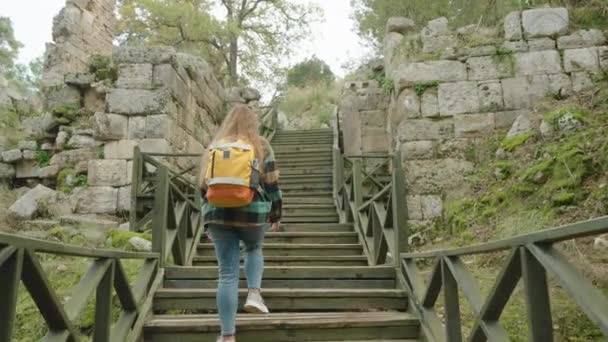 Podążając Młodą Turystką Plecakiem Wspinającą Się Drewnianych Schodach Pomiędzy Ścianami — Wideo stockowe