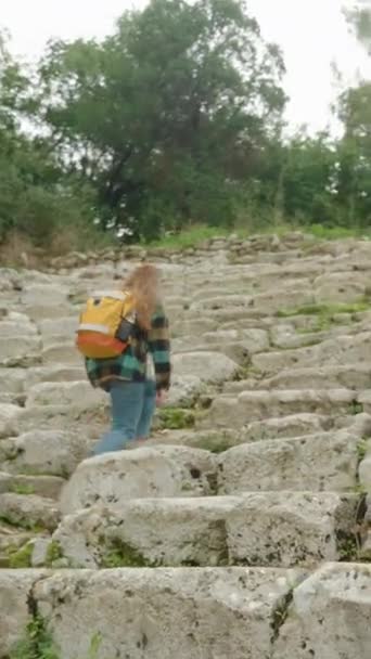 Vertikální Video Turistka Batohem Stoupá Schodech Starověkého Řeckého Amfiteátru Zarostlého — Stock video