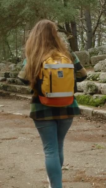 Pionowe Wideo Kobieta Turystka Plecakiem Spaceruje Główną Ulicą Wzdłuż Murów — Wideo stockowe