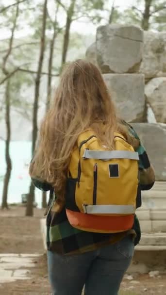 Dikey Video Sırt Çantalı Bir Kadın Turist Antik Yunan Şehrinin — Stok video