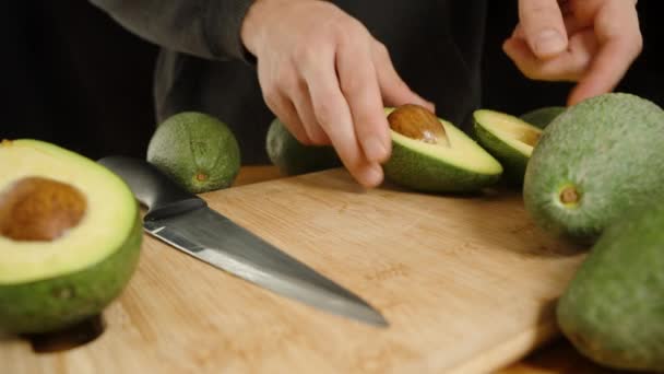 Eine Vielzahl Von Avocadofrüchten Auf Dem Tisch Die Von Einem — Stockvideo
