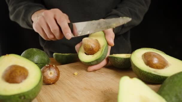 Helft Van Avocado Zijn Verspreid Tafel Een Man Haalt Put — Stockvideo