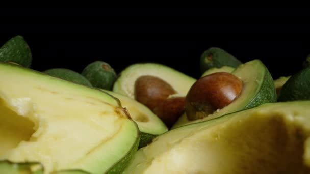 Kamera Dilimlenmiş Avokado Yarımları Boyunca Ilerler Çukura Gittikçe Daha Yaklaşır — Stok video