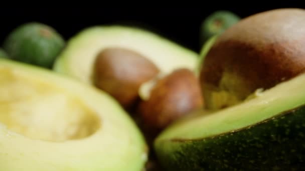 Geschnittene Avocado Auf Schwarzem Hintergrund Dolly Slider Extreme Nahaufnahme — Stockvideo