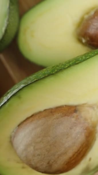 Draufsicht Auf Einen Holztisch Mit Aufgeschnittenen Avocados Ich Füge Noch — Stockvideo