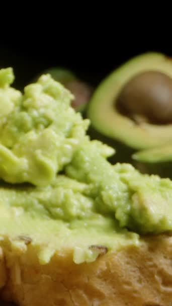 Avokado Yarımları Masanın Üzerinde Bıçak Kullanıldığında Beyaz Bir Parça Tam — Stok video