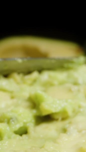 Cuchillo Extiende Carne Aguacate Verde Sobre Una Rebanada Pan Blanco — Vídeos de Stock