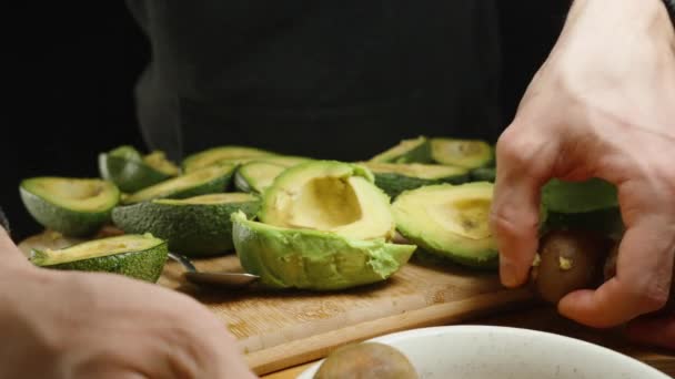 Meyve Soyduktan Sonra Bir Tabak Avokado Çekirdeği Masanın Üzerinde Çok — Stok video
