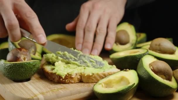 Homem Prepara Torradas Pequeno Almoço Saudáveis Usando Purê Carne Abacate — Vídeo de Stock