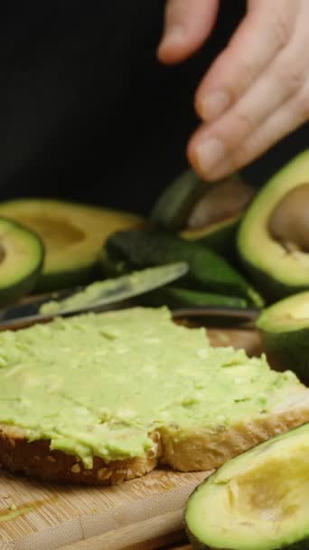 Bir Adam Ekmeğe Avokado Eti Sürer Tostu Yakın Plan Çekimde — Stok video