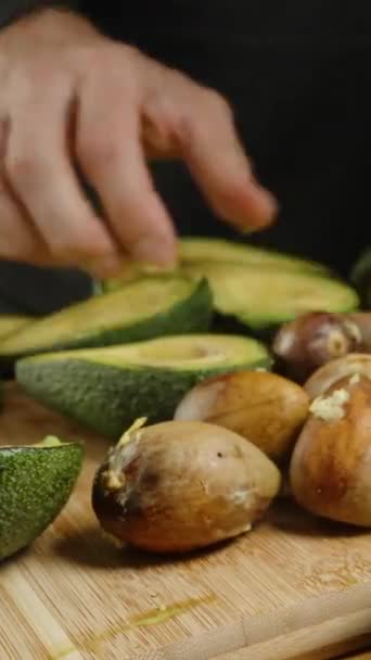 Homem Remove Poços Dos Abacates Retira Carne Casca Usando Uma — Vídeo de Stock