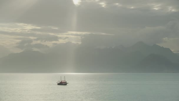 Egy Napsugár Felhők Között Reflektorfényként Működik Megvilágítva Egy Hajó Útját — Stock videók