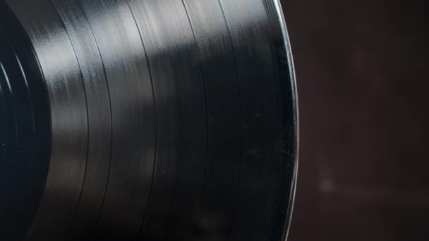 黑底黑胶唱片的特写它旋转着 露出它的质感 — 图库视频影像