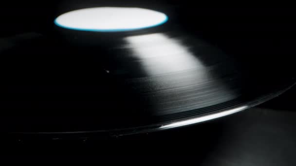 Vinylskivan Snurrar Svart Bakgrund Sett Från Sidan — Stockvideo
