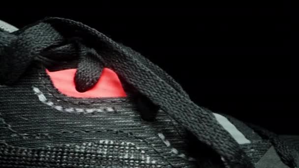 よりよい換気および軽さのための網の生地からなされる走る靴 ドリースライダー クローズアップ — ストック動画
