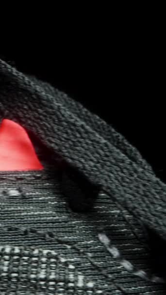 よりよい換気および軽さのための網の生地からなされる走る靴 ドリースライダー クローズアップ — ストック動画