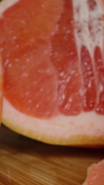 Zpomaleném Filmu Kape Šťáva Grapefruitového Klínu Detailní Záběr Červené Šťavnaté — Stock video