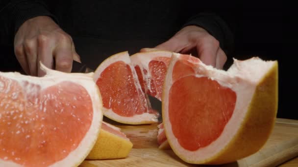 Zatímco Kamera Klouže Mezi Plátky Grapefruitu Pozadí Stříhá Muž Všude — Stock video