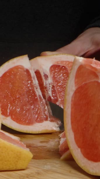 Vertikální Video Zatímco Kamera Klouže Mezi Plátky Grapefruitu Pozadí Stříhá — Stock video