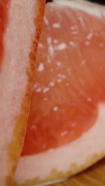 Verticale Video Gesneden Grapefruit Partjes Met Rood Sappig Vlees Een — Stockvideo