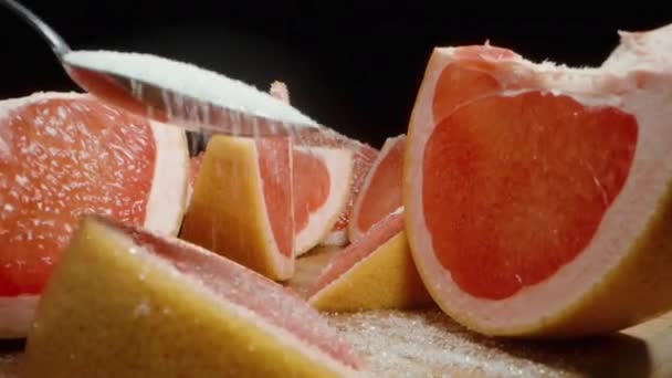 Egy Kanál Cukrot Hintek Keserű Grapefruit Szeletekre Vörös Hússal Dolly — Stock videók