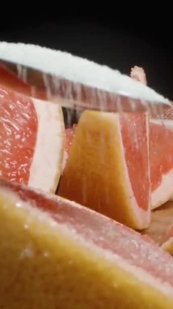 Verticale Video Strooi Een Lepel Suiker Plakjes Bittere Grapefruit Met — Stockvideo