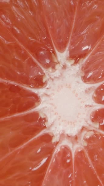Vertikální Video Makro Zoom Půlka Grapefruitu Červeným Šťavnatým Masem Dřevěném — Stock video