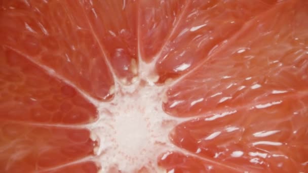 Horní Pohled Pomalu Rotující Grapefruitovou Půlku Jak Kamera Postupně Oddaluje — Stock video