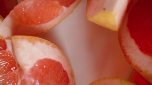 Greyfurt Dilimli Beyaz Bir Tabak Üst Görüş Alanında Dönüyor Dolly — Stok video