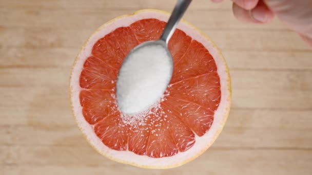 Horní Pohled Půlku Grapefruitu Štědře Posypanou Plnou Lžičkou Cukru Zpomaleném — Stock video