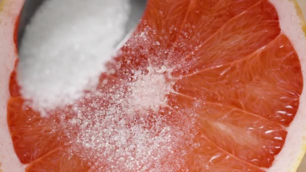 Červeném Mase Půl Hořkého Grapefruitu Lžíce Sype Cukr Pomalý Pohyb — Stock video