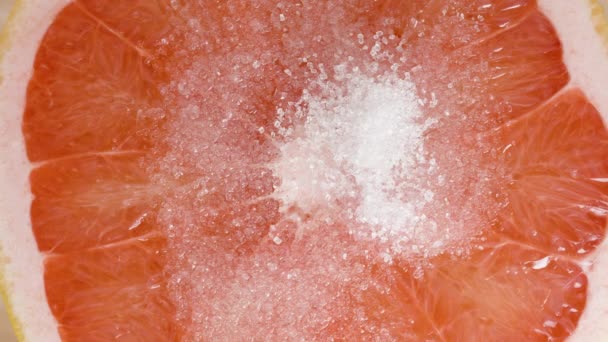 Kryształy Cukru Białego Szybko Rozpuszczają Się Miąższu Czerwonego Grejpfruta Makro — Wideo stockowe