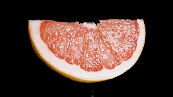 Slice Grapefruit Being Sprinkled Sugar While Rotating Black Background Slow — Stock Video