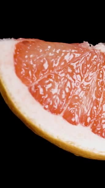 Vertikální Video Kus Grapefruitu Sype Cukrem Zatímco Otáčí Černém Pozadí — Stock video