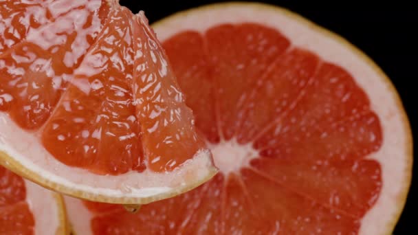 Vor Dem Hintergrund Einer Halbierten Grapefruit Hängt Eine Scheibe Aus — Stockvideo