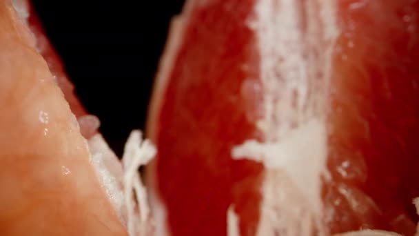 引き裂かれたグレープフルーツの中では マクロの赤い肉 ドリースライダー — ストック動画