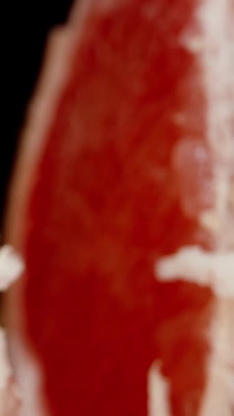 バーティカルビデオ 引き裂かれたグレープフルーツの中では マクロの赤い肉 ドリースライダー — ストック動画
