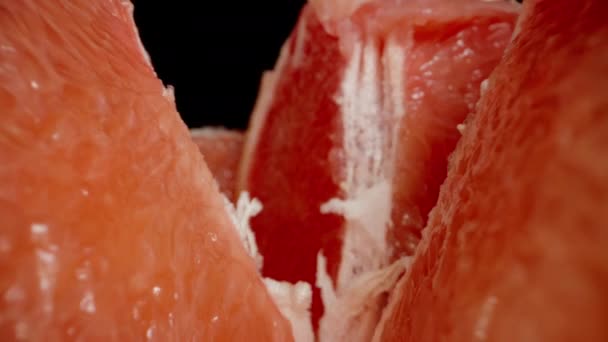 Pomelos Enteros Cortados Rodajas Sobre Mesa Adentro Con Carne Roja — Vídeos de Stock
