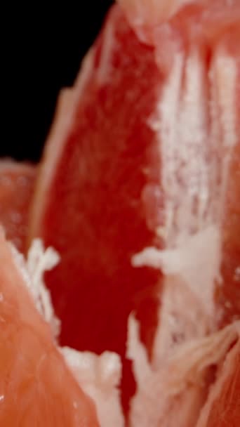 Pionowe Wideo Całe Pokrojone Grejpfruty Stole Środku Czerwonym Mięsem Dolly — Wideo stockowe