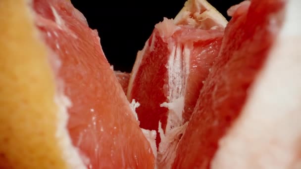 Kamera Přiblíží Nitra Rozbitého Grapefruitu Zachytí Makro Záběru Červeného Masa — Stock video