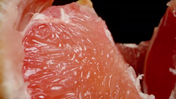 Makro Slider Durch Scheiben Von Rotem Und Saftigem Grapefruitfleisch — Stockvideo