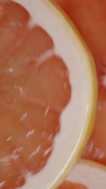 Runde Grapefruitscheiben Von Oben Betrachtet Dreht Und Spritzt Man Saft — Stockvideo