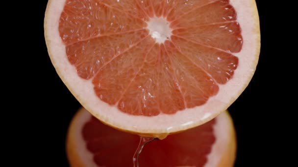 Juice Sijpelt Door Een Plak Rode Grapefruit Camera Volgt Naar — Stockvideo