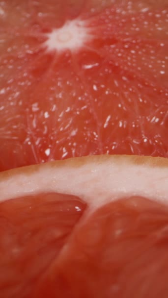 Ronde Plakjes Rode Grapefruit Liggen Tafel Dolly Slider Extreme Close — Stockvideo