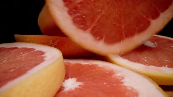 Die Hand Eines Mannes Hebt Grapefruitscheiben Vom Tisch Auf Während — Stockvideo