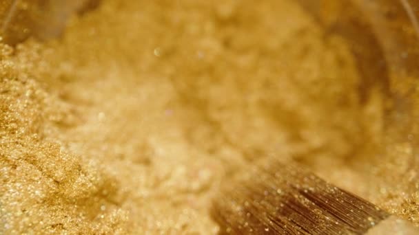 ペストリーを飾るためのブラシが付いている黄金の食用粉 ドリースライダー極端なクローズアップ — ストック動画