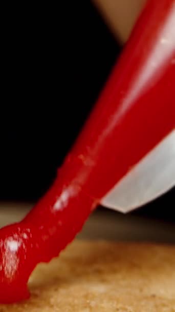 Pungă Patiserie Glazură Roșie Utilizată Pentru Acoperi Produsele Patiserie Dolly — Videoclip de stoc