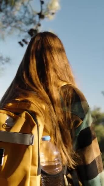 Vertikales Video Eine Frau Mit Orangefarbenem Rucksack Fährt Durch Den — Stockvideo