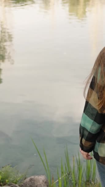 Video Vertikal Perempuan Turis Dengan Ransel Mengamati Ikan Kolam Dia — Stok Video