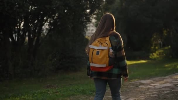 Blick Von Hinten Auf Eine Touristin Mit Orangefarbenem Rucksack Die — Stockvideo